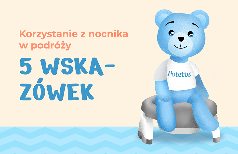 Korzystanie z nocnika w podróży - 5 wskazówek 1 Niebieski miś w białej koszulce Potette siedzi na szarym nocniku, symbolizującym naukę korzystania z nocnika. Obok misia znajduje się polski tekst w kolorze czerwonym i niebieskim: Korzystanie z nocnika w podróży 5 wskazówek. Beżowe tło ma niebieski zygzakowaty wzór u dołu.