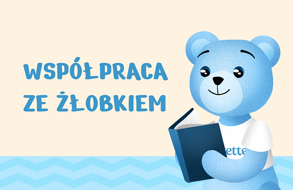 Uśmiechnięty niebieski miś z kreskówki trzyma otwartą książkę, ubrany w białą koszulę na niebieskiej podłodze w zygzakowaty wzór. Niebieski polski tekst brzmi "WSPÓŁPRACA ZE ŻŁOBKIEM". Scena promuje naukę korzystania z nocnika.