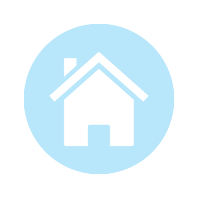 Ikona białego domu z kominem, wyśrodkowana na jednolitym jasnoniebieskim tle koła. Dom ma trójkątny dach i prostokątne drzwi. Ogólny projekt jest prosty i minimalistyczny, z jasnoszarym tłem poza okręgiem.