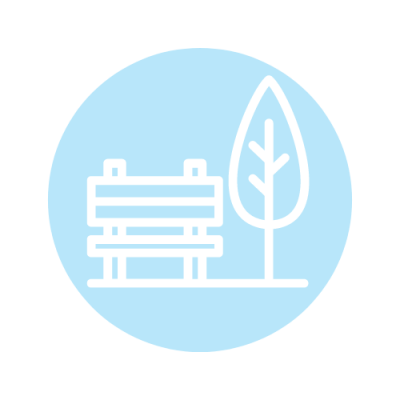 Biały rysunek ławki parkowej i drzewa jest wyśrodkowany na jasnoniebieskim okręgu z gładkim białym tłem. Ławka znajduje się po lewej stronie, a wysokie, proste drzewo o spiczastych liściach po prawej.